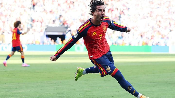 スペインがW杯優勝 延長戦制す
