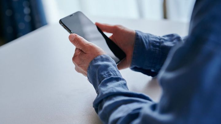 スマホ契約できない人々、困窮実態が深刻すぎる件