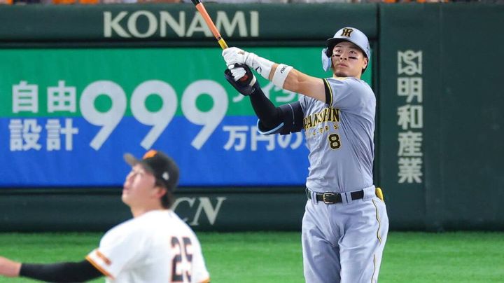 佐藤輝、看板直撃弾に賞金award 大歓声で球場沸く