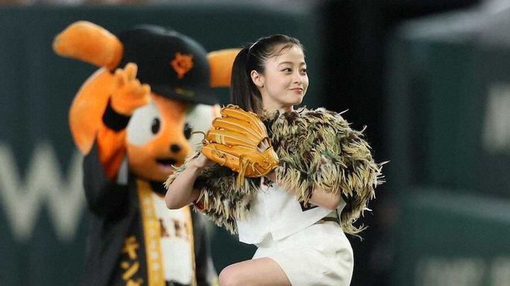 橋本環奈が始球式 「河了貂」衣装で登場