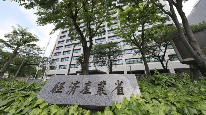 育児サービス利用など税優遇、政府方針で検討へ