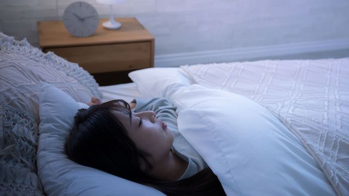 【睡眠美容】寝る前スキンケア大量に塗るやつ、専門家がリスク懸念してる件
