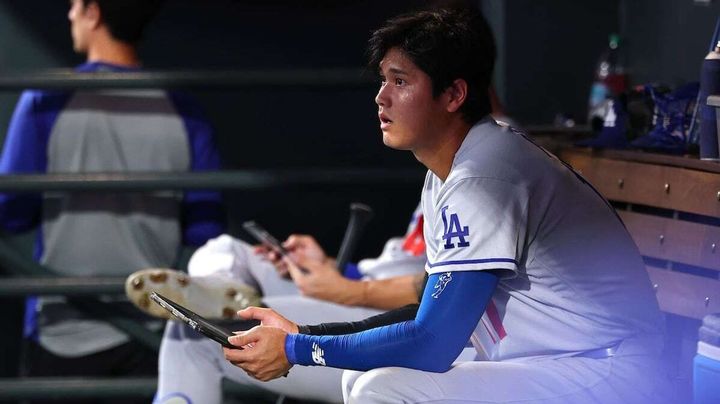 【悲報】大谷翔平さん、スイングで足元グラグラになってしまう