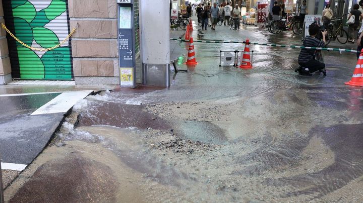 【速報】京都・伏見大手筋商店街で漏水、6時間以上止まらず断水措置へ
