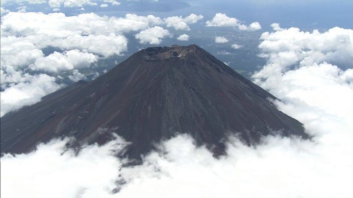 閉山中の富士山 ヘリ救助有料化へ