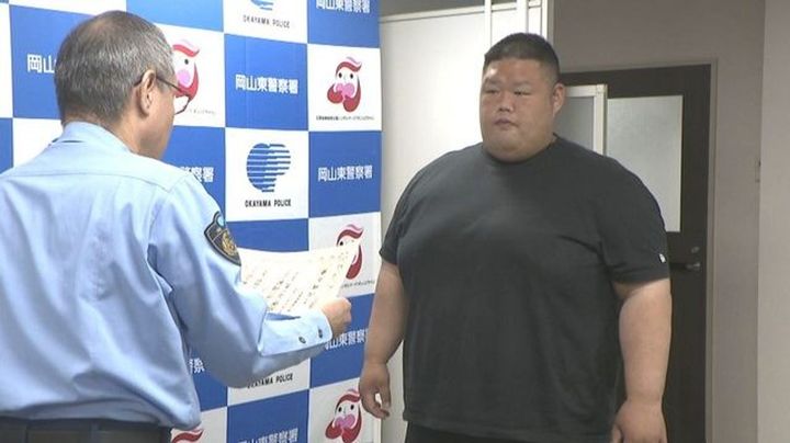 元力士、おばあちゃんを軽々担いで軽トラで施設に送り届ける