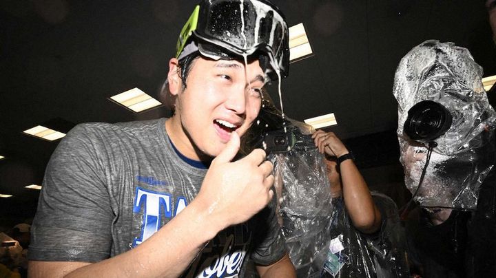 大谷 シャンパンファイトで笑顔