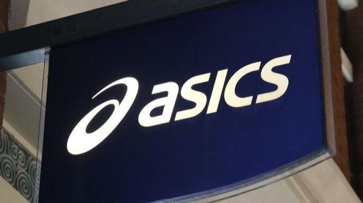 アシックスとナイキ なぜ「明暗」
