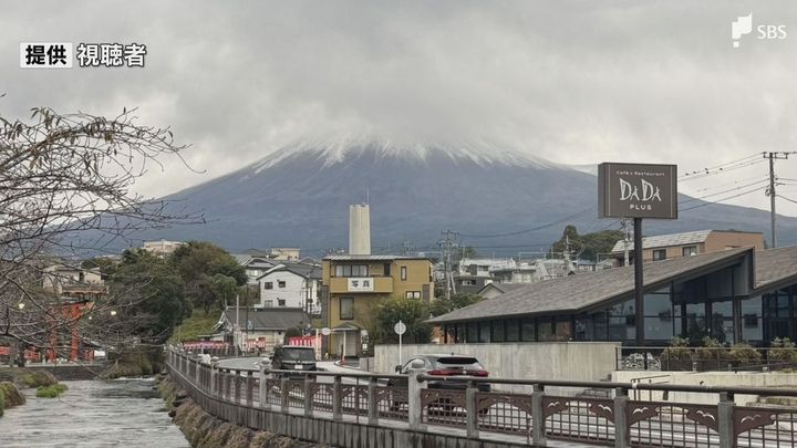 富士山の初冠雪を確認 気象庁発表